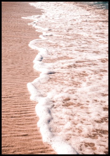 Zdjęcie nadmorskiej plaży z, na którym uchwycone są wędrujące spienione fale