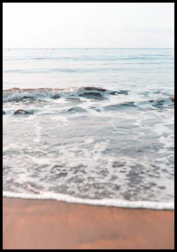 Zdjęcie nadmorskiego brzegu w delikatnym odcieniu błękitu