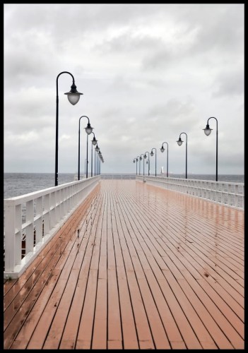 Przepiękne zdjęcie molo ujętego z ciekawej perspektywy