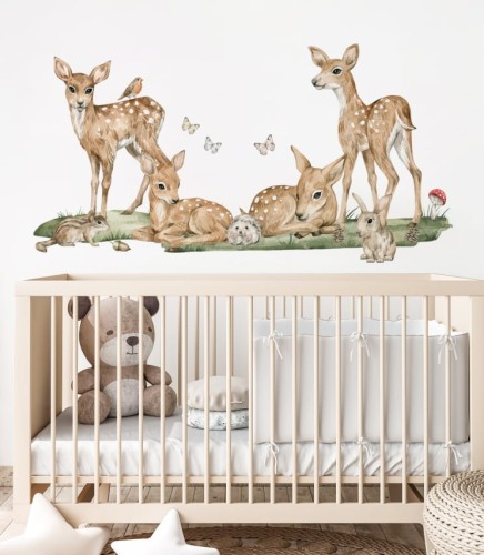 Urocza naklejka na ścianę z leśnymi zwierzętami. W zestawie znajdują się jelenie, zając, motyle i wiewiórka