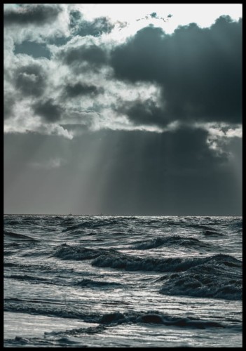 Zdjęcie wzburzonego Morza Bałtyckiego i pochmurnego nieba