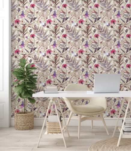 Salon z beżowo-różową tapetą z kwiatami