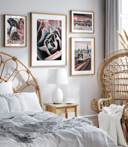 Kolekcja plakatów na ścianę, które łączy wspólna kolorystyka przypominająca odcienie nieba o zachodzie słońca