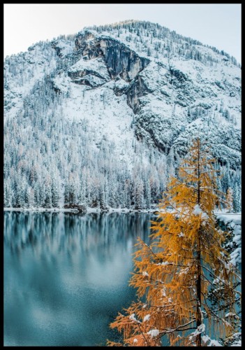 Zdjęcie jeziora w Alpach z przepiękną zimową scenerią