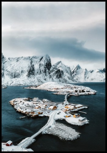 Zdjęcie zaśnieżonej wysepki na tle gór w trakcie mroźnej zimy