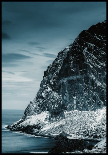 Zdjęcie przepięknej skalistej wyspy na tle błękitnego nieba