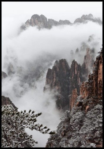 Zdjęcie wysokich gór ukrytych za mgłą