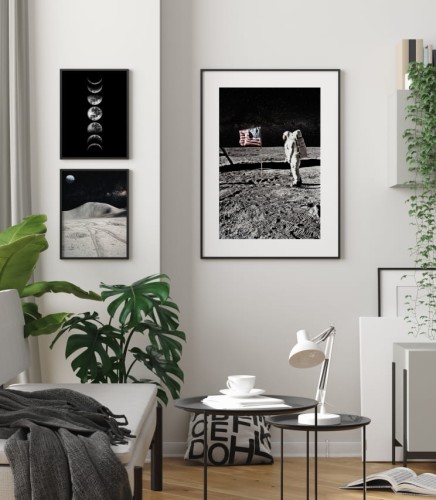 Kolekcja plakatów ukazująca przepiękny srebrny glob - księżyc, zdobyty przez człowieka, a jednocześnie pozostający tajemnicą