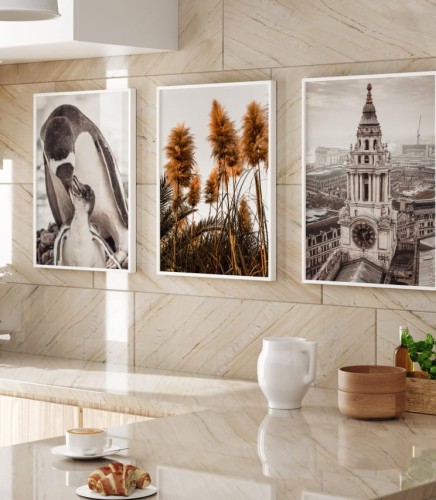 Kolekcja 3 ściennych plakatów w odcieniach szarości z ciepłym akcentem rdzawego koloru