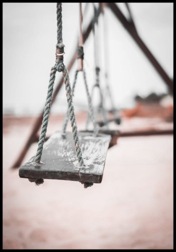 Plakat - fotografia zbliżenie na starą, drewnianą huśtawkę