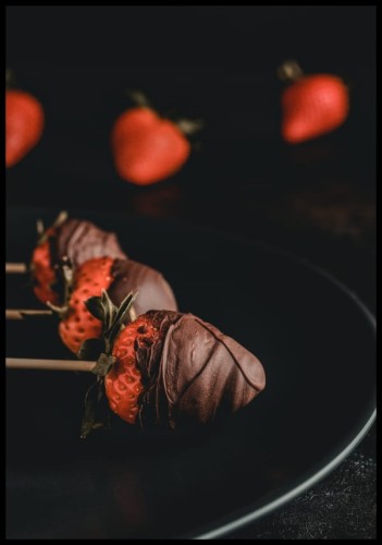 Zdjęcie - plakat ze smakowitymi truskawkami zanurzonymi w czekoladzie deserowej