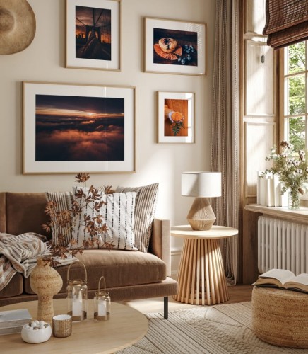 Ciepły zestaw plakatów na jesienne i zimowe wieczory. Zdjęcia w galerii są przewagą brązu i pomarańczu
