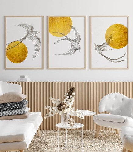 Galeria ścienna 3 plakatów przedstawiających lecące jaskółki na tle słońca