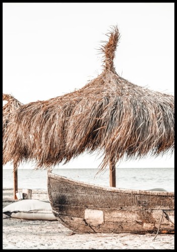 Zdjęcie starej drewnianej  łodzi na plaży w ciepłym klimacie