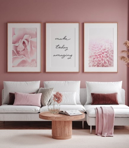 Galeria 3 delikatnych plakatów składająca się z 2 plakatów z różowymi kwiatami i biało-czarnego plakatu z napisem