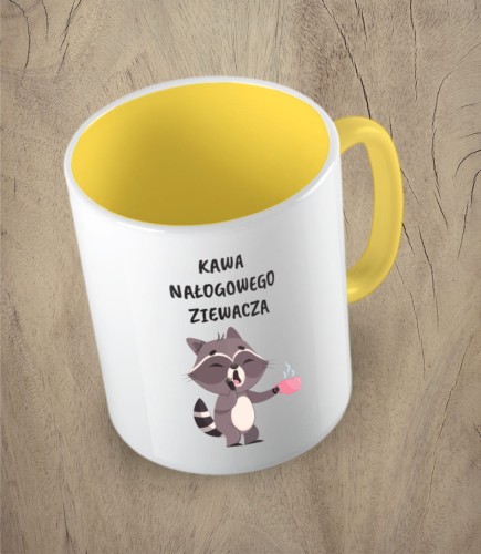 Żółty kubek kawa nałogowego ziewacza