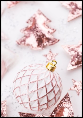 Piękny, delikatny, różowy plakat w świątecznym klimacie. Fotografia przedstawia bombki, gwiazdki i brokatowe choinki na jasnym tle