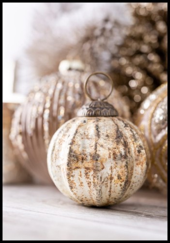 Świąteczny plakat ze zdjęciem złotych bombek w stylu vintage