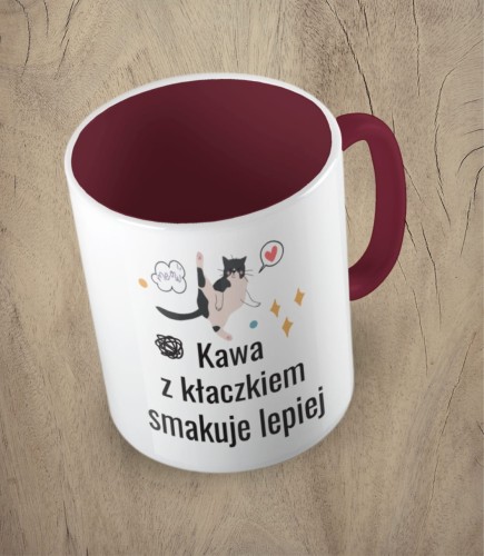 Bordowy kubek kawa z kłaczkiem