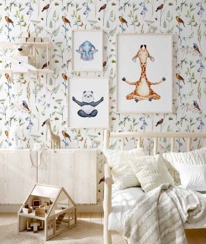 Tapety rośliny i ptaki ułożona na ścianie w pokoju dziecięcym.