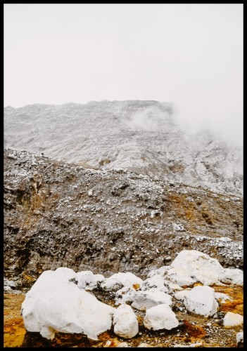 Oryginalne zdjęcie górskiego krajobrazu z akcentem ciekawych białych skał na pomarańczowym podłożu