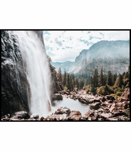 Piękne zdjęcie przedstawiające góry i wodospad podczas słonecznego dnia w Kalifornii