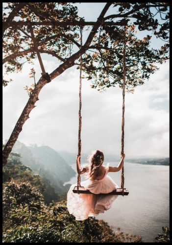 Plakat - fotografia przedstawiająca zapierający dech w piersiach widok kobiety huśtającej się na huśtawce "na wysokości"