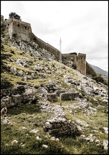 Piękny plakat ruin zamku Kotor w Czarnogórze.