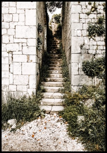 Plakat ze zdjęciem schodów między budynkami