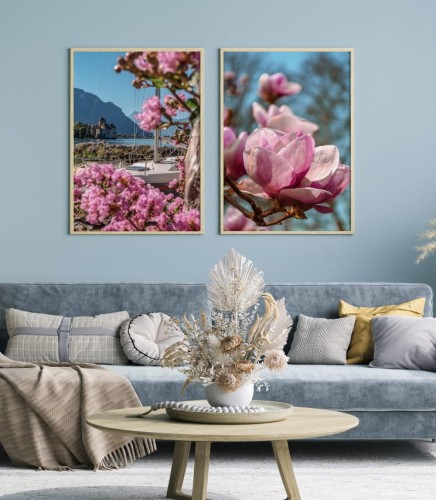 Zestaw niebiesko-różowych plakatów z przepięknym niebem, z którym kontrastuje intensywny róż kwiatów na pierwszym planie