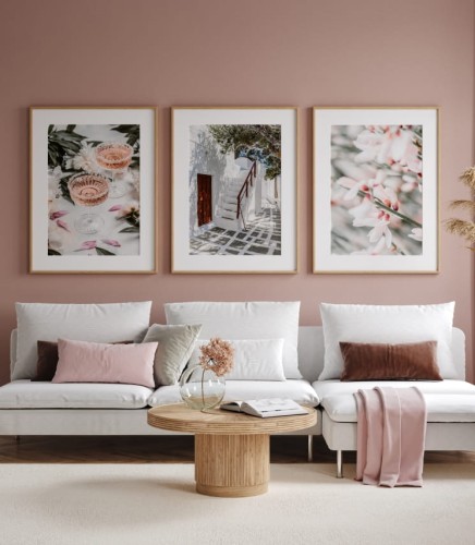 Kolekcja 3 delikatnych plakatów z dużą dozą bieli i subtelnego różu
