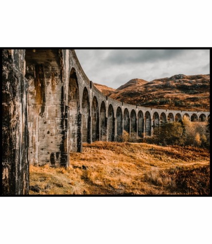 Plakat z fotografią starego wiaduktu kolejowego w Szkocji wykonaną w jesiennym klimacie
