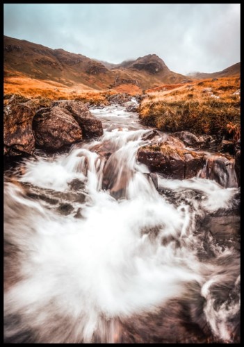 Plakat z zaskakującym widokiem rwącego strumienia na angielskim jeziorze Deepdale Back. Piękno surowej natury jest ukazane na zdjęciu z przewagą ciepłych kolorów ziemi