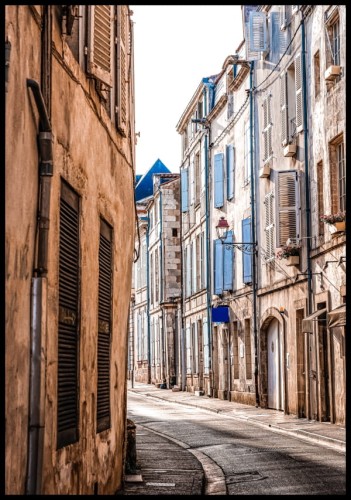 Plakat ze zdjęciem urokliwej uliczki we francuskim miasteczku la Rochelle. Fotografia oddaje ciepły klimat miejscowości i prezentuje jego ciekawą architekturę, w tym charakterystyczne niebieskie okiennice