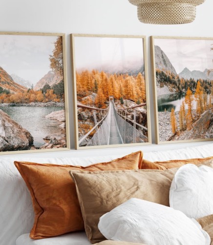 Ciepły zestaw plakatów przedstawiających trzecią porę roku na tle górskiego krajobrazu. Trzy plakaty tworzą urokliwą kompozycję, która pięknie zaprezentuje się zarówno w nowoczesnym salonie, jak i w przytulnym domku w górach