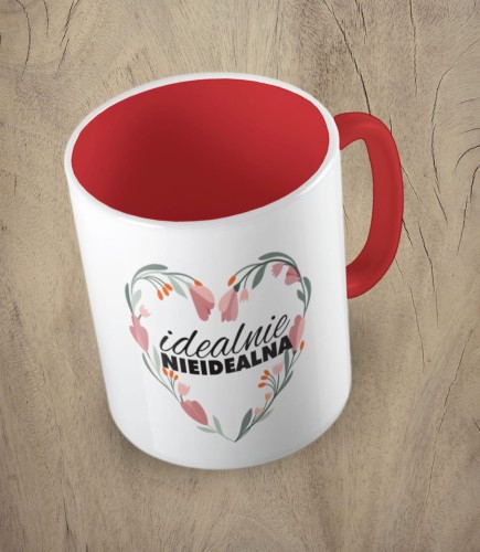 Czerwony kubek idealnie nieidealna