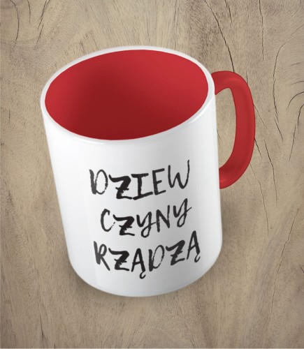 Czerwony kubek dziewczyny rządzą