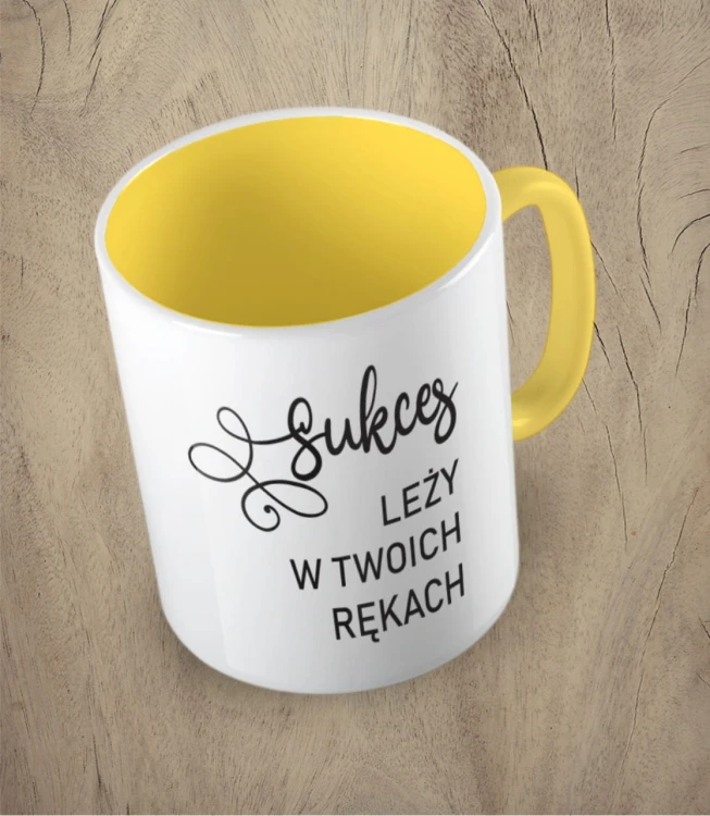Żółty kubek sukces leży w twoich rękach