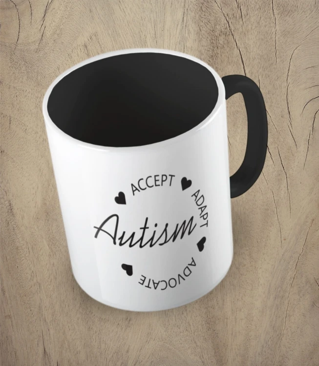 Czarny kubek autism accept adapt advocate