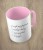 Różowy kubek myśl pozytywnie
