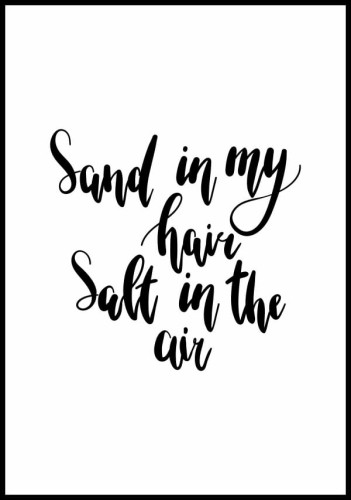 Czarno-biały plakat z napisem "sand in my hair salt in the air"