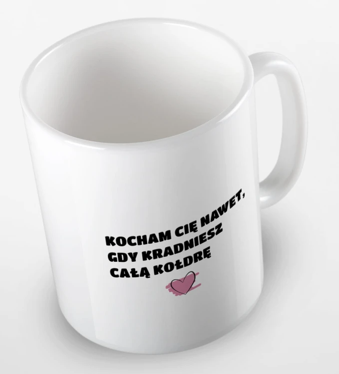 kolorowy kubek z hasłem, kocham cię nawet, gdy kradniesz kołdrę - biały.jpg