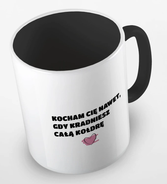 kolorowy kubek z hasłem, kocham cię nawet, gdy kradniesz kołdrę - czarny.jpg