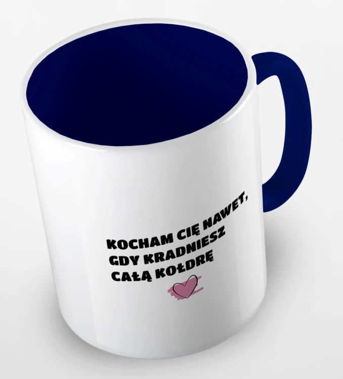 kolorowy kubek z hasłem, kocham cię nawet, gdy kradniesz kołdrę - granatowy.jpg