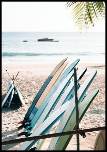 Letni plakat ze zdjęciem plaży i kolorowych desek surfingowych