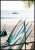 Letni plakat ze zdjęciem plaży i kolorowych desek surfingowych