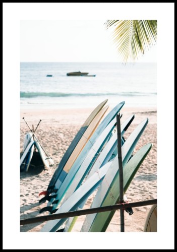 Plakat deski surfingowe pod palmą z białym marginesem