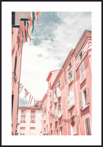 Plakat - Girlanda na podwórku z białą obwódką dookoła