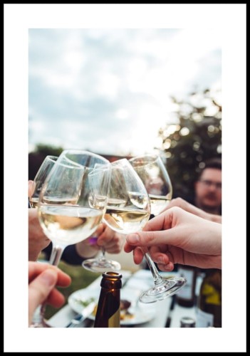 Plakat toast białym winem z białym marginesem