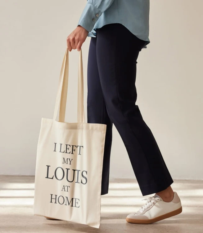 Jeśli bywa, że Twoja torebka Louis Vuitton zostaje czasami w domu i nie możesz się nią pochwalić, polecamy naszą torebkę bawełnianą z napisem "I left my Louis at home"